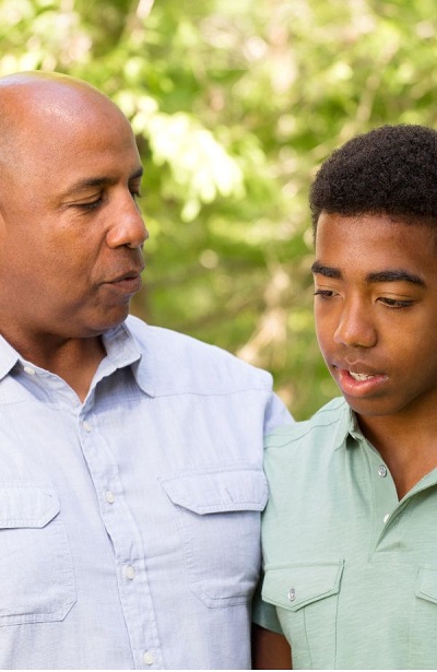 Padre hablando con su hijo adolescente