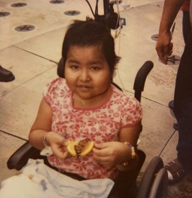 Mientras estaba internada durante su infancia, Marcy tuvo la oportunidad de ayudar a alimentar a las mariposas.