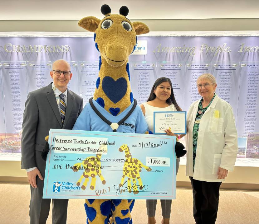 Marcy posa para una foto con los oncólogos de <i>Valley Children's pediatric</i>, el Dr. John Gates y la Dra. Vonda Crouse.