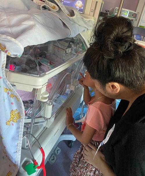 La mamá y la hermana de Mahria se asoman a su incubadora